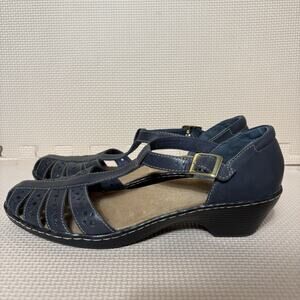 Clarks Womens Leather T-Strap Comfort Sandals Blue Leather Laser Cutout SIze 8